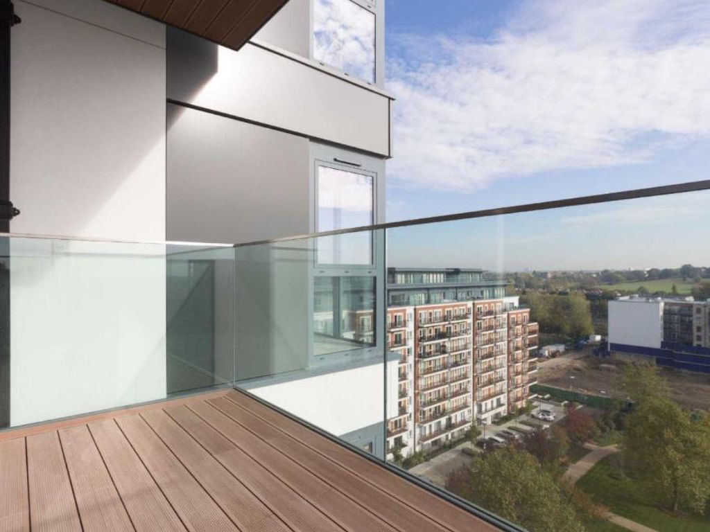 3 bed flat for sale in Beaufort Square, Edgware NW9, £845,000