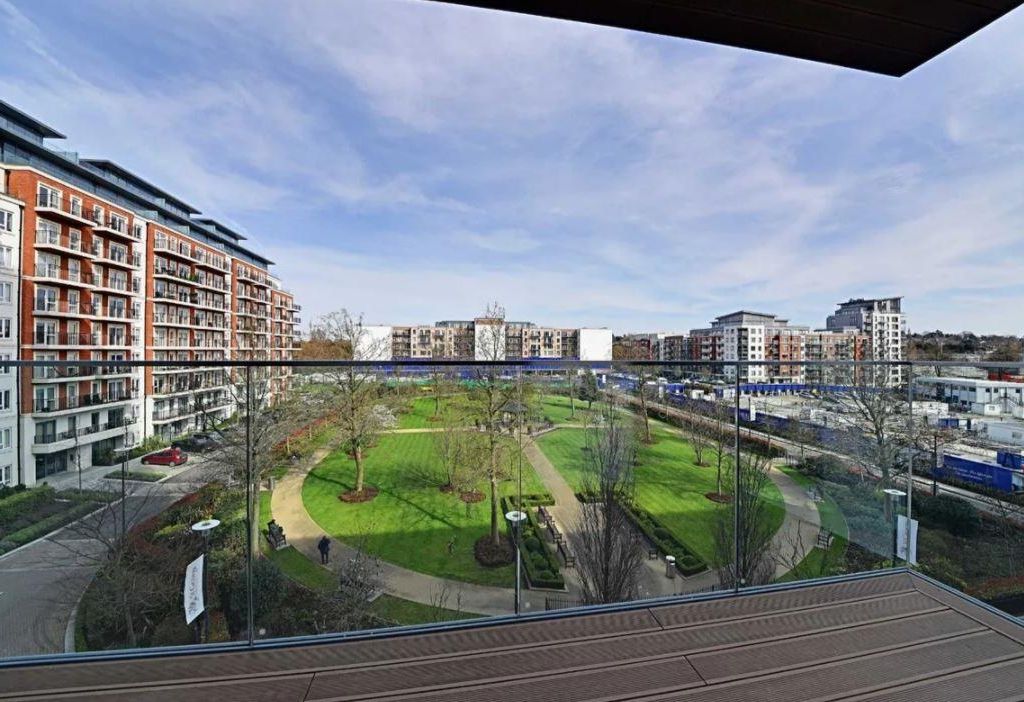 2 bed flat for sale in Beaufort Square, Edgware NW9, £595,000