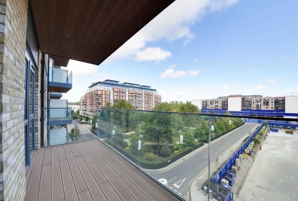 2 bed flat for sale in Beaufort Square, Edgware NW9, £615,000