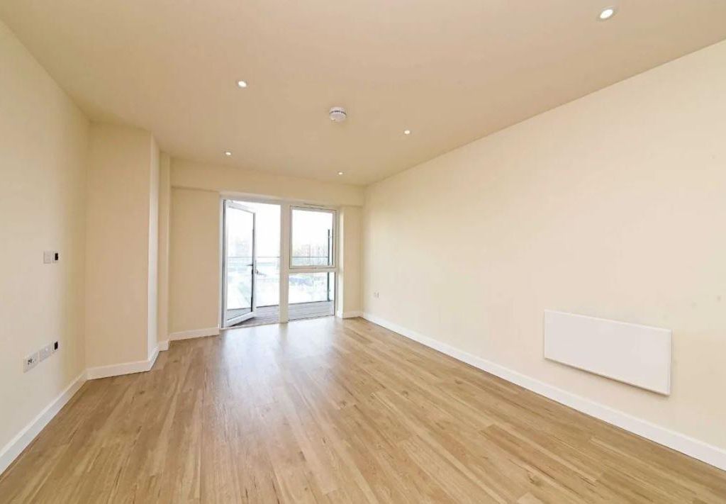 2 bed flat for sale in Beaufort Square, Edgware NW9, £575,000