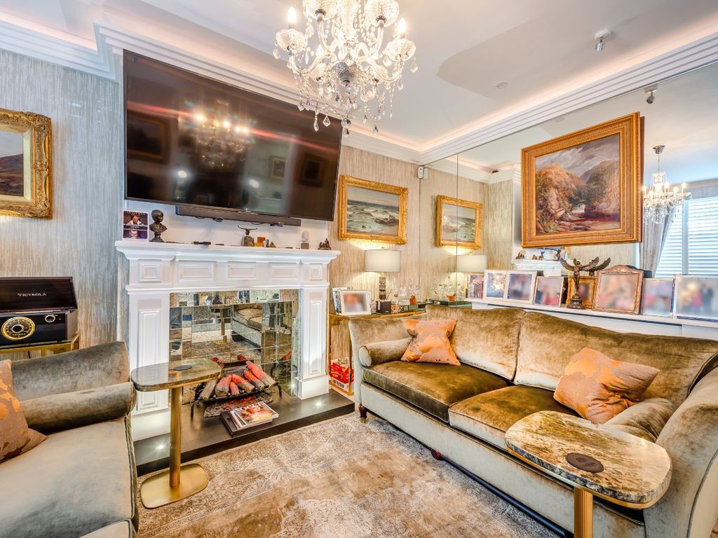 2 bed flat for sale in Lennox Gardens, London SW1X, £1,550,000