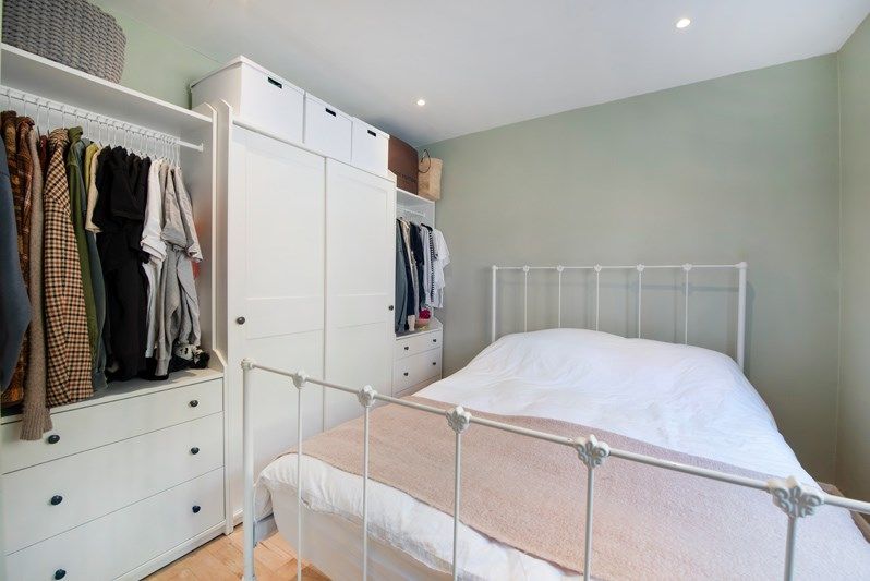 1 bed flat for sale in The Avenue, Bedford Park, Chiswick W4, £430,000