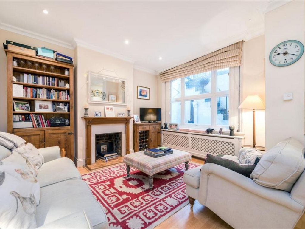 2 bed flat for sale in Barons Court Road, London W14, £585,000