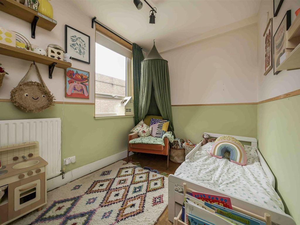 2 bed flat for sale in Arlington Road, Twickenham TW1, £475,000