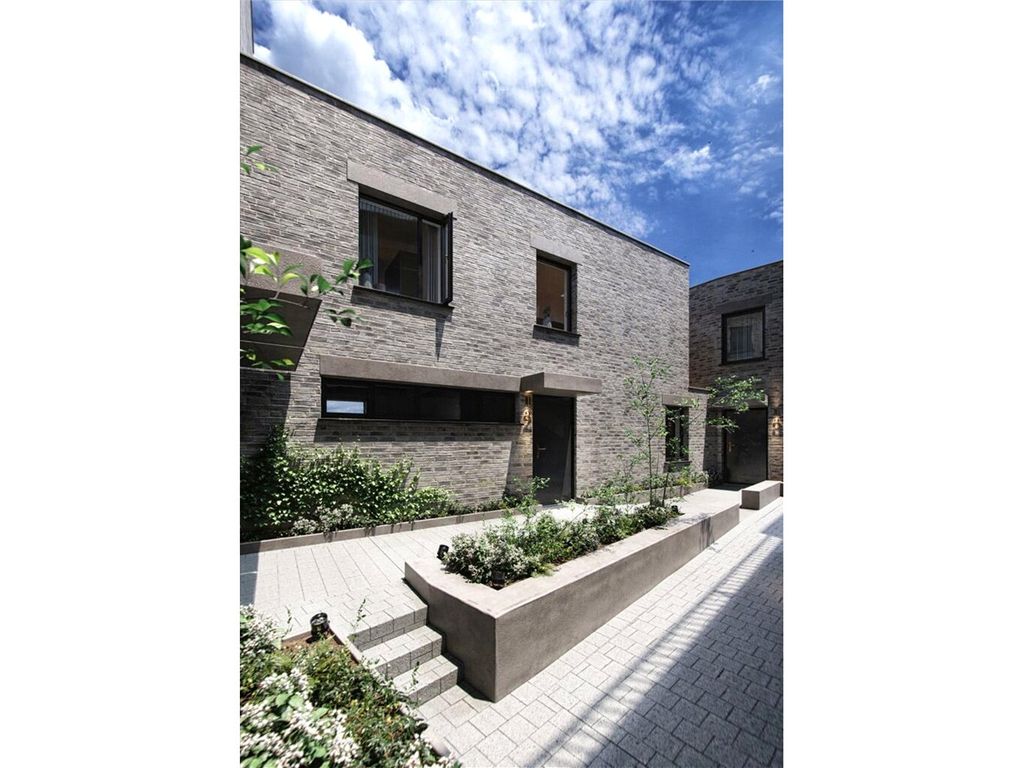 New home, 3 bed mews house for sale in Tower Bridge Mews, Tower Bridge Road, London SE1, £1,295,000