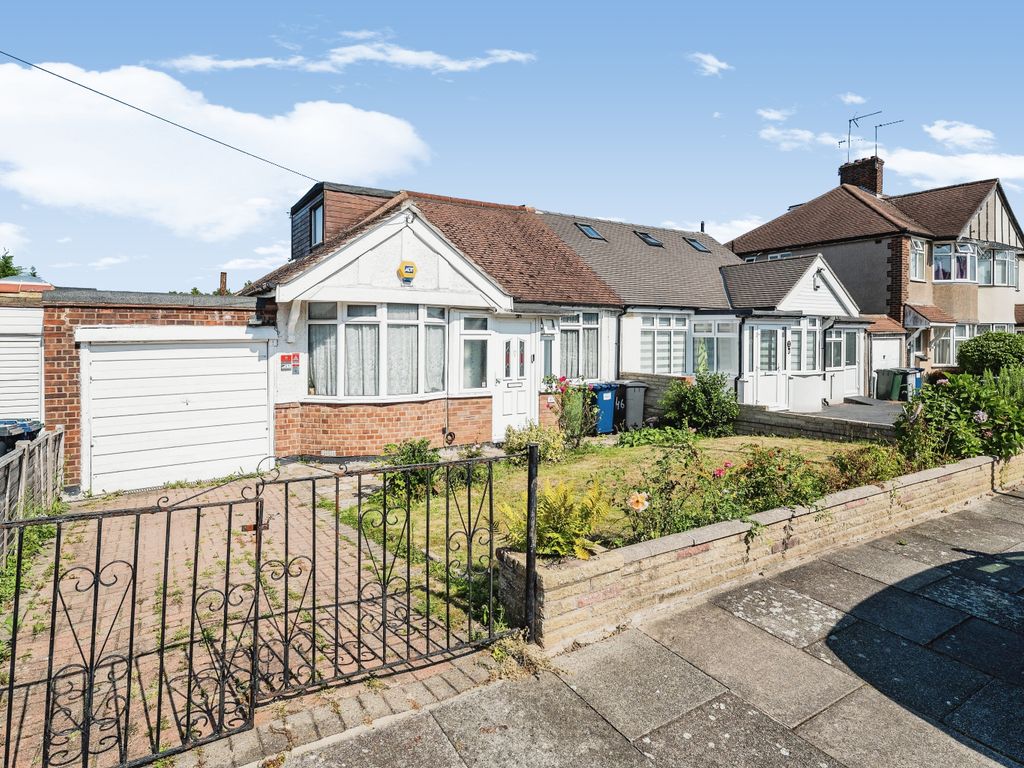 4 bed semi-detached bungalow for sale in Haslemere Avenue, Barnet EN4, £675,000