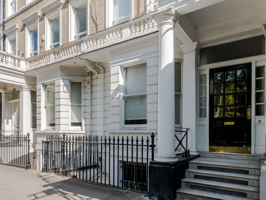 2 bed flat for sale in Southwell Gardens, London SW7, £1,500,000