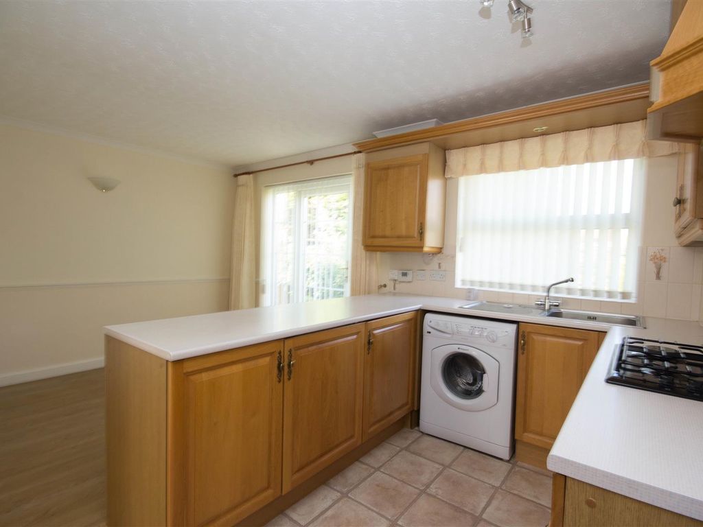 3 bed detached house to rent in Hanson Way, Aylesbury HP21, £1,700 pcm
