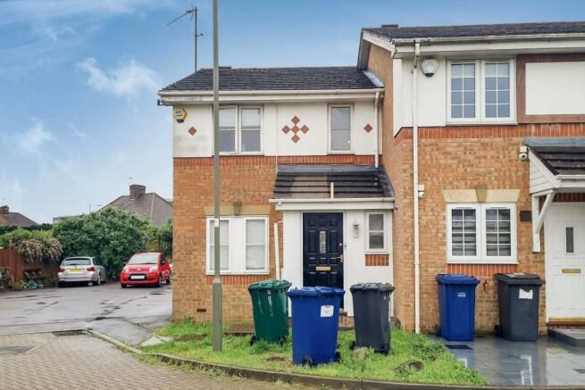 3 bed end terrace house for sale in Aylesham Close, London NW7, £475,000