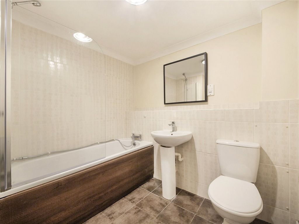 2 bed maisonette for sale in Schooner Close, Cubitt Town E14, £475,000