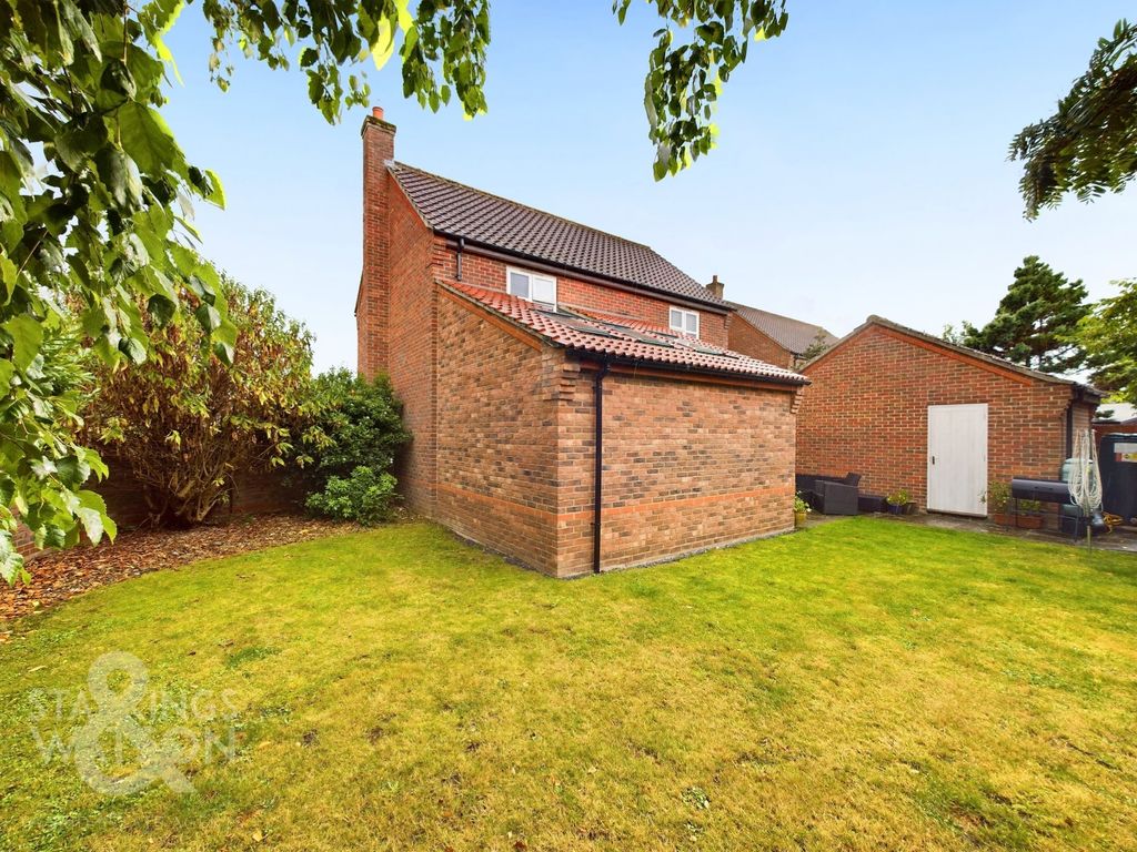 4 bed detached house for sale in Jenkinsons Pightle, Bedingham, Bungay NR35, £485,000