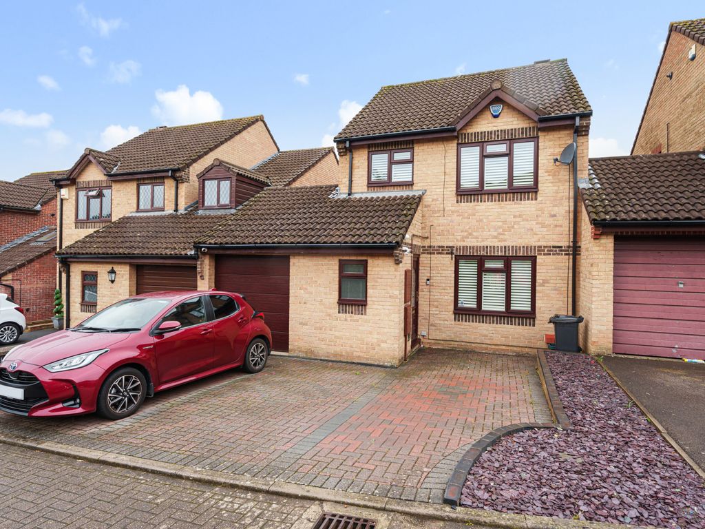 3 bed link-detached house for sale in Howes Close, Barrs Court, Bristol BS30, £365,000