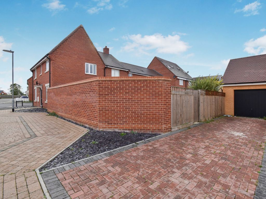 3 bed end terrace house for sale in Wilson Close, Biggleswade SG18, £375,000