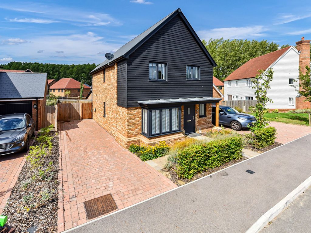 3 bed detached house for sale in Round Top Close, Cliffe Woods ME3, £425,000