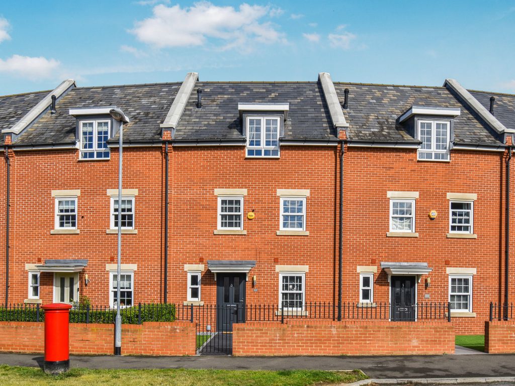 4 bed town house for sale in Planets Way, Biggleswade SG18, £425,000