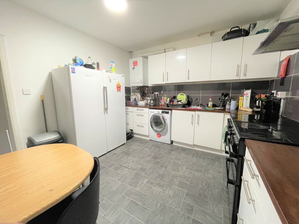 Room to rent in Brickfield Lane, Harlington, Hayes UB3, £900 pcm