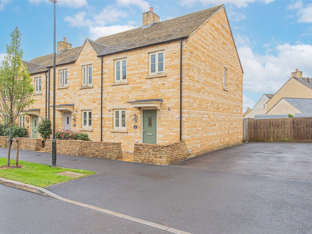 3 bed end terrace house for sale in Havenhill Road, Tetbury GL8, £350,000