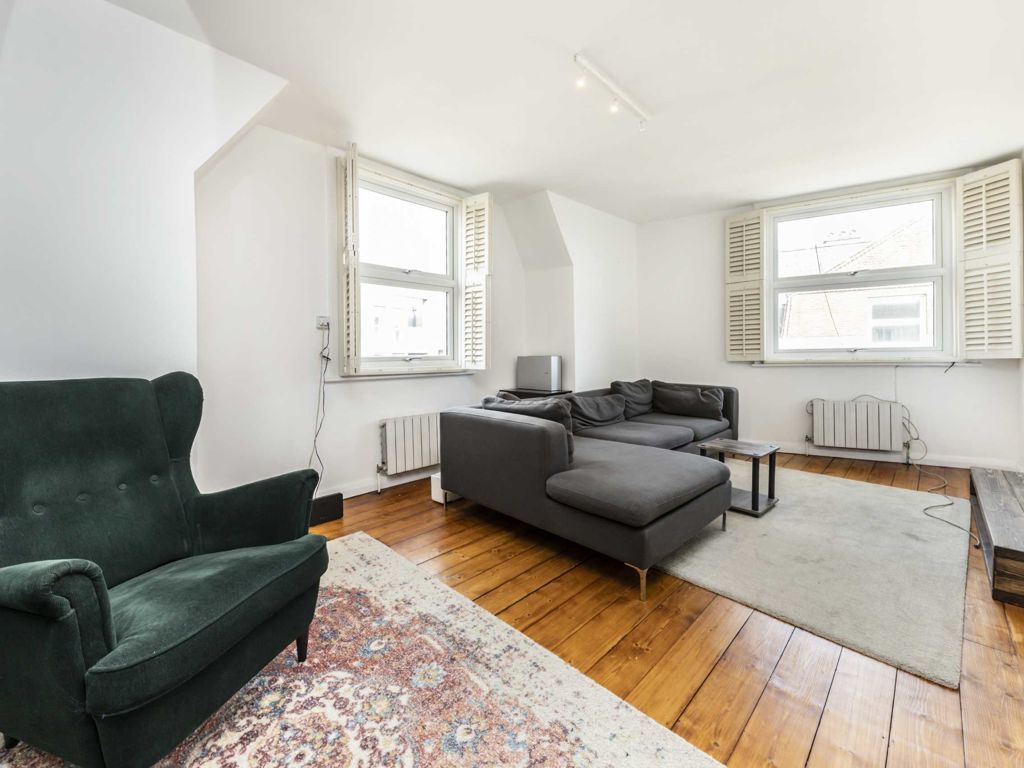 3 bed flat for sale in Dinsmore Road, London SW12, £600,000