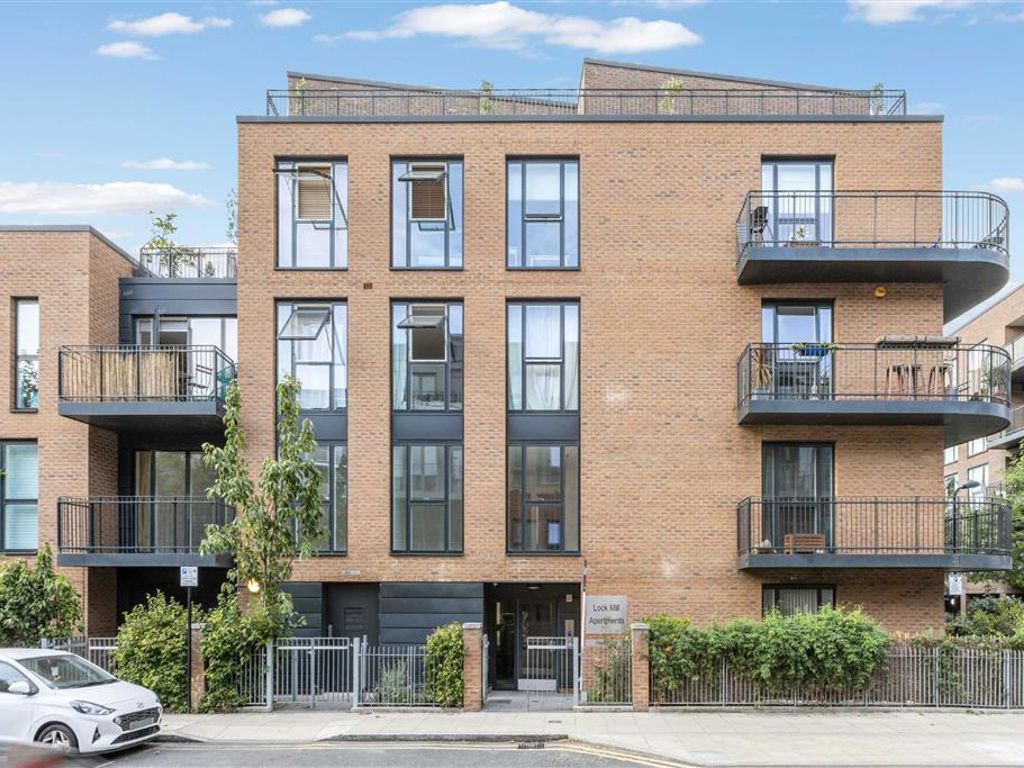 3 bed flat for sale in Whiston Road, London E2, £725,000