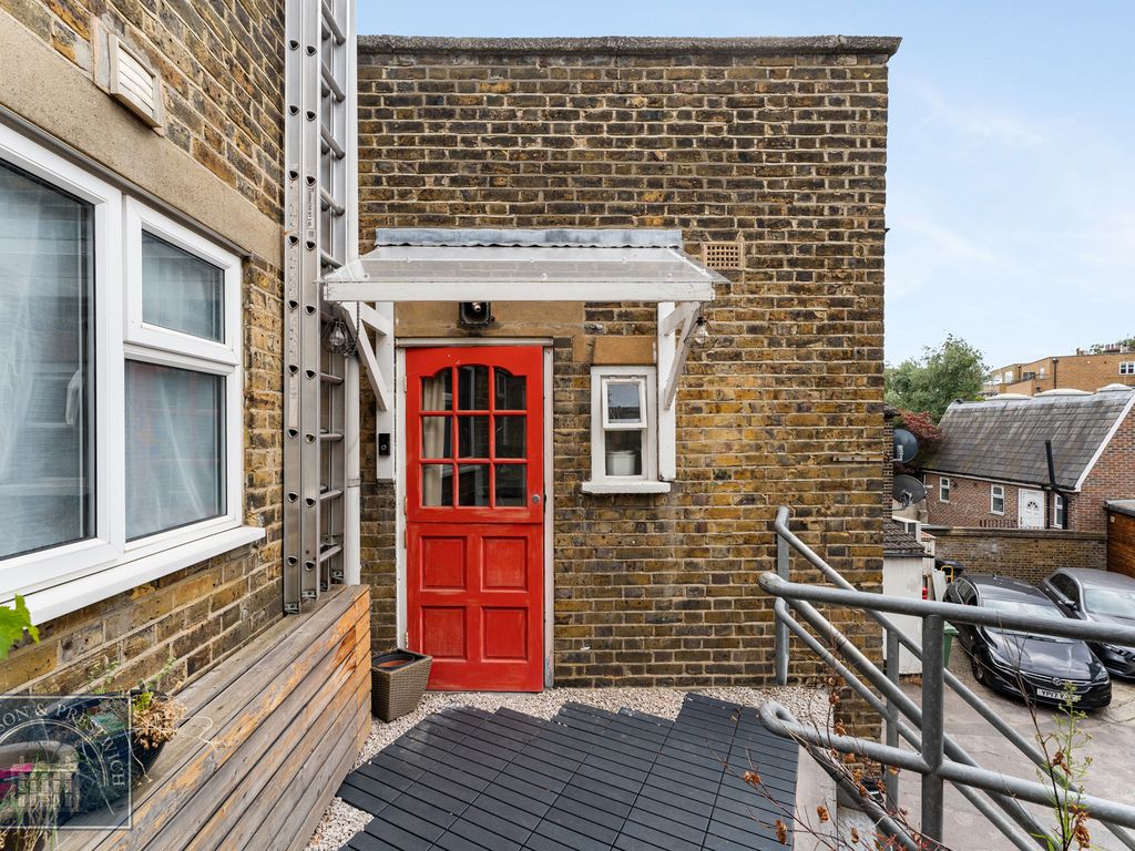2 bed flat for sale in Hermon Hill, London E11, £450,000