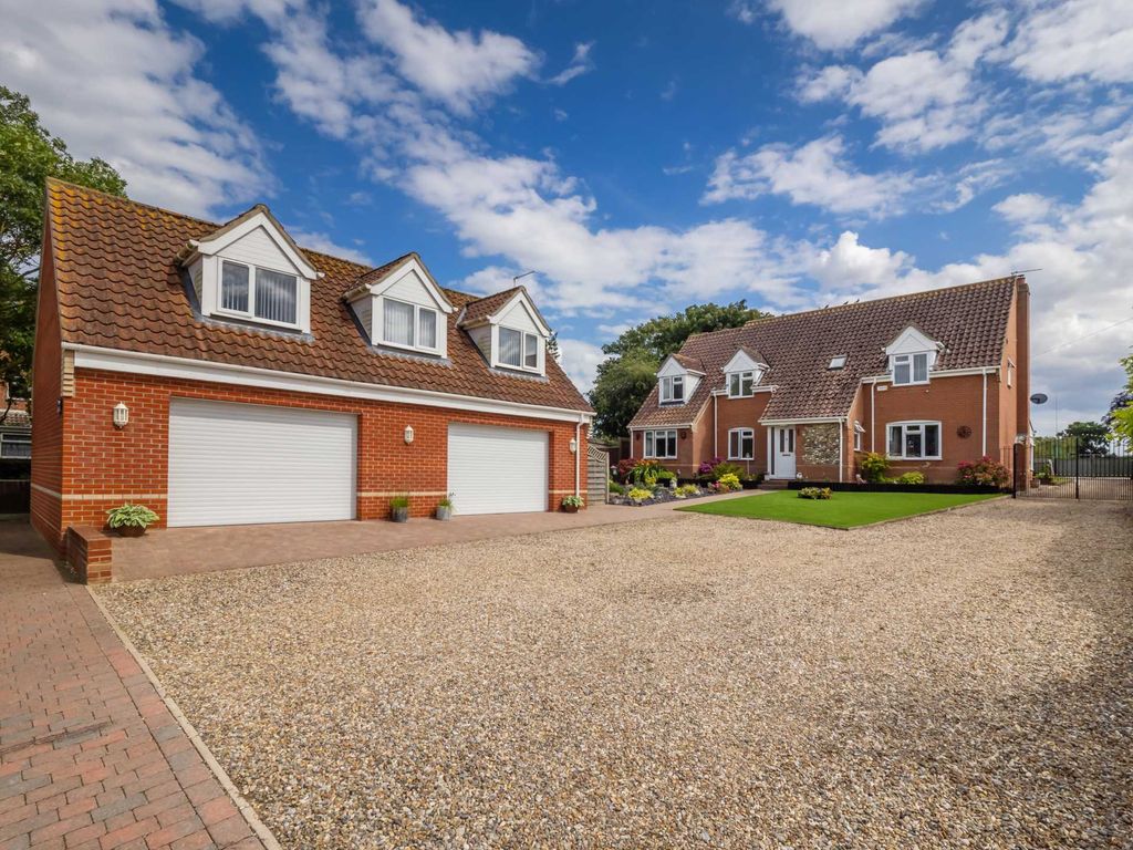 5 bed detached house for sale in Thrigby Road, Filby NR29, £800,000