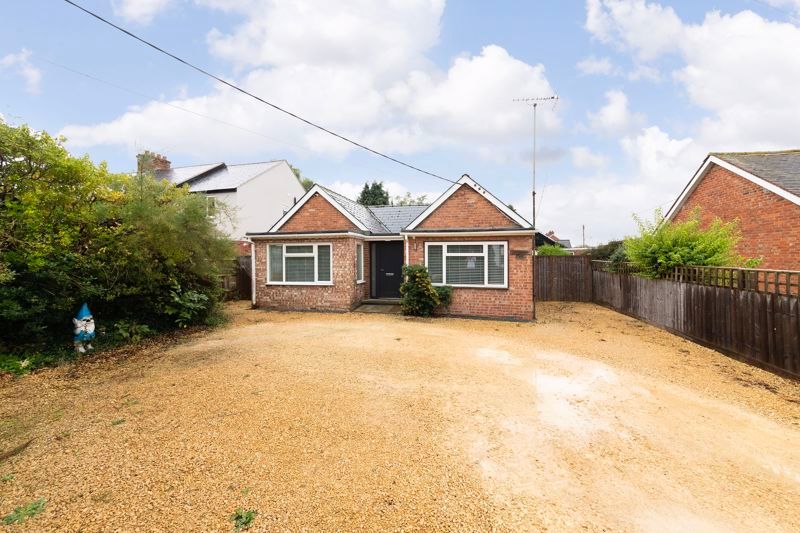 2 bed bungalow for sale in Abingdon Road, Drayton, Abingdon OX14, £400,000