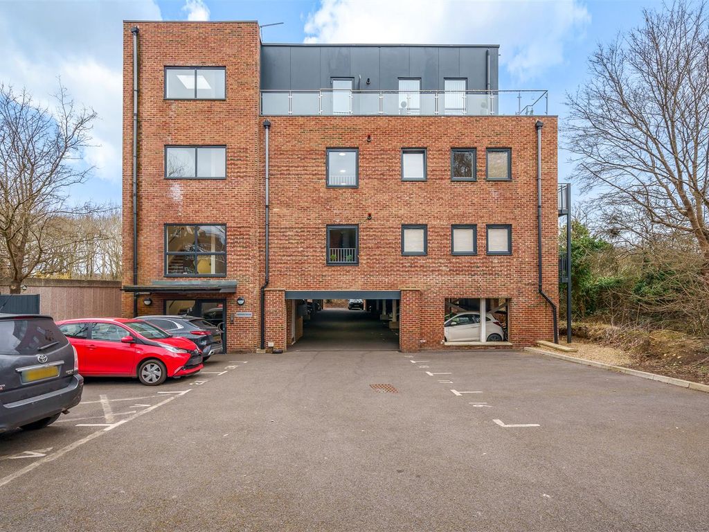 2 bed flat for sale in Challenge Court, Leatherhead KT22, £340,000