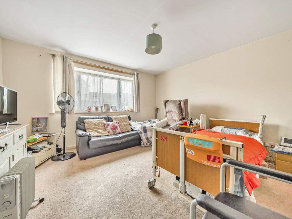 2 bed flat for sale in Linden Grove, New Malden KT3, £400,000