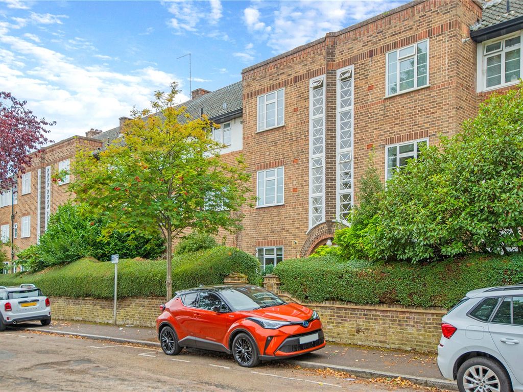 3 bed flat for sale in Chester Close, Chester Avenue, Richmond TW10, £995,000