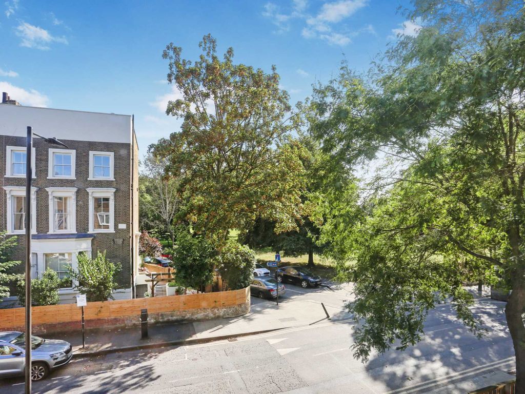 1 bed flat for sale in Richmond Road, Hackney, London E8, £490,000