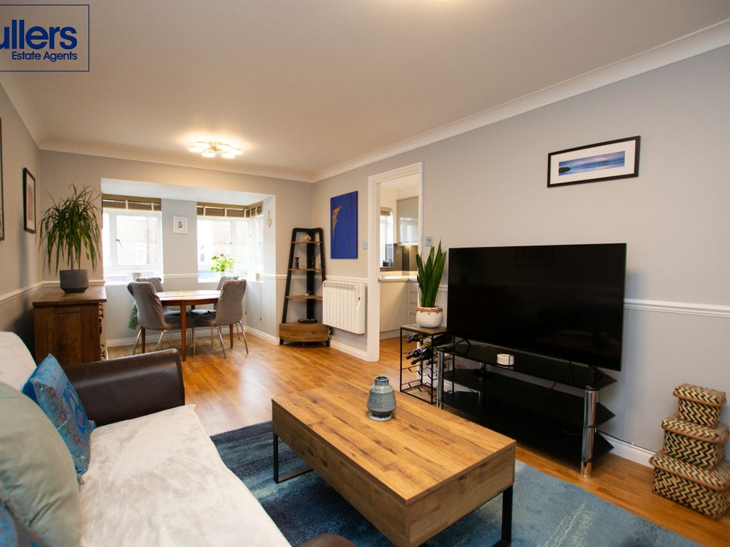 1 bed flat for sale in Bourneside Crescent, London N14, £365,000