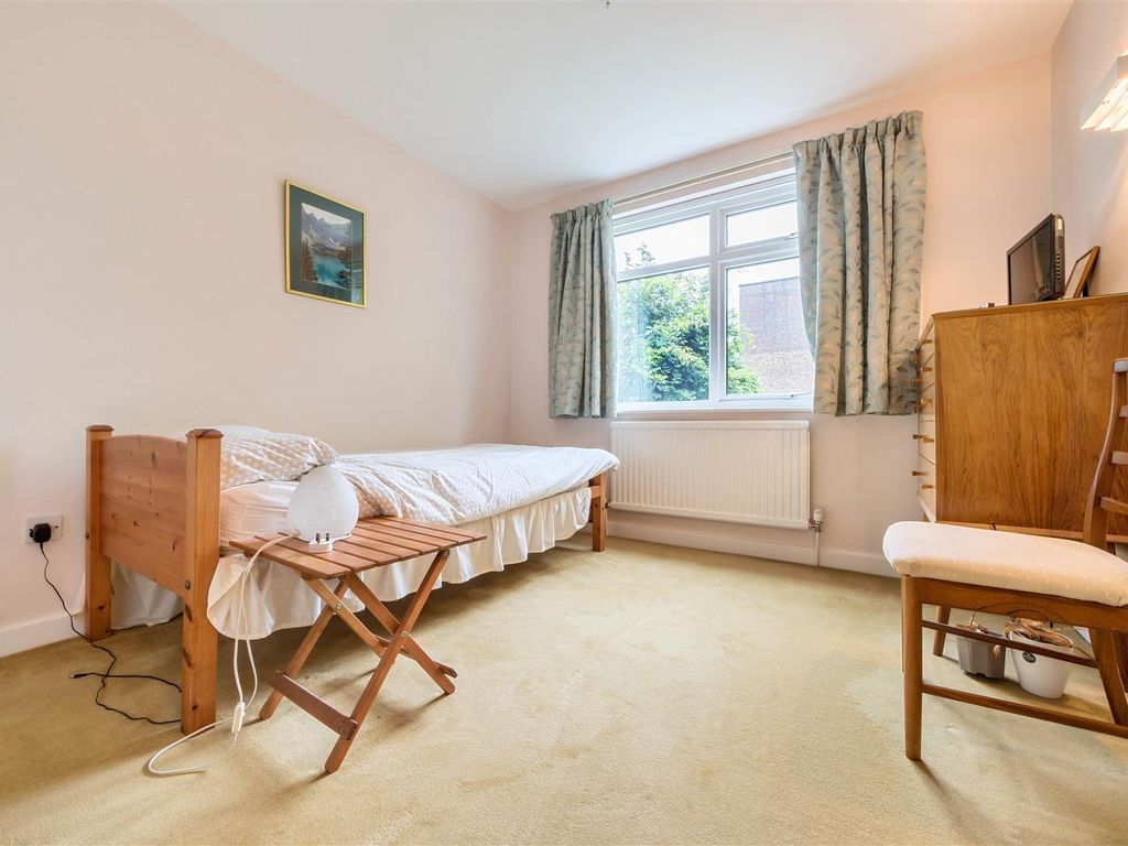 3 bed flat for sale in Buckingham Close, Guildford GU1, £545,000