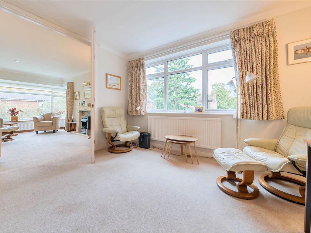 3 bed flat for sale in Buckingham Close, Guildford GU1, £545,000