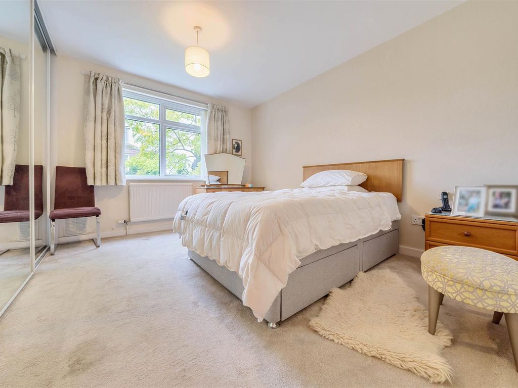 3 bed flat for sale in Buckingham Close, Guildford GU1, £545,000