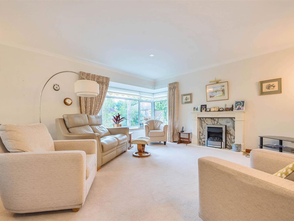 3 bed flat for sale in Buckingham Close, Guildford GU1, £545,000