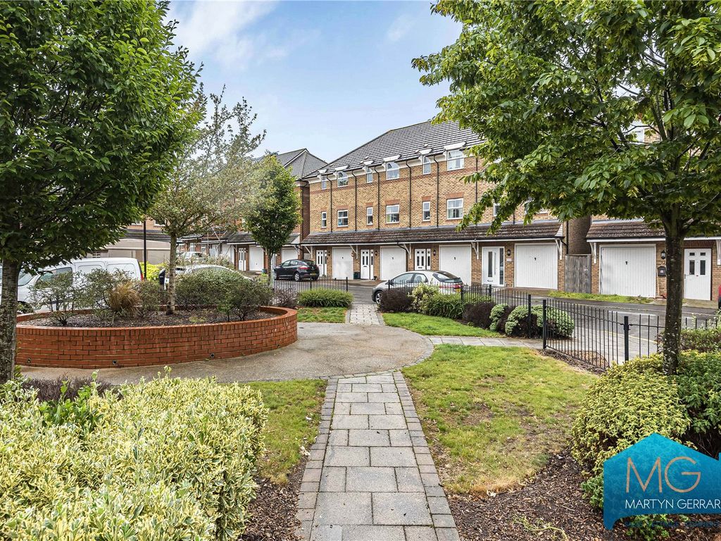 2 bed flat for sale in Gilson Place, Muswell Hill N10, £385,000