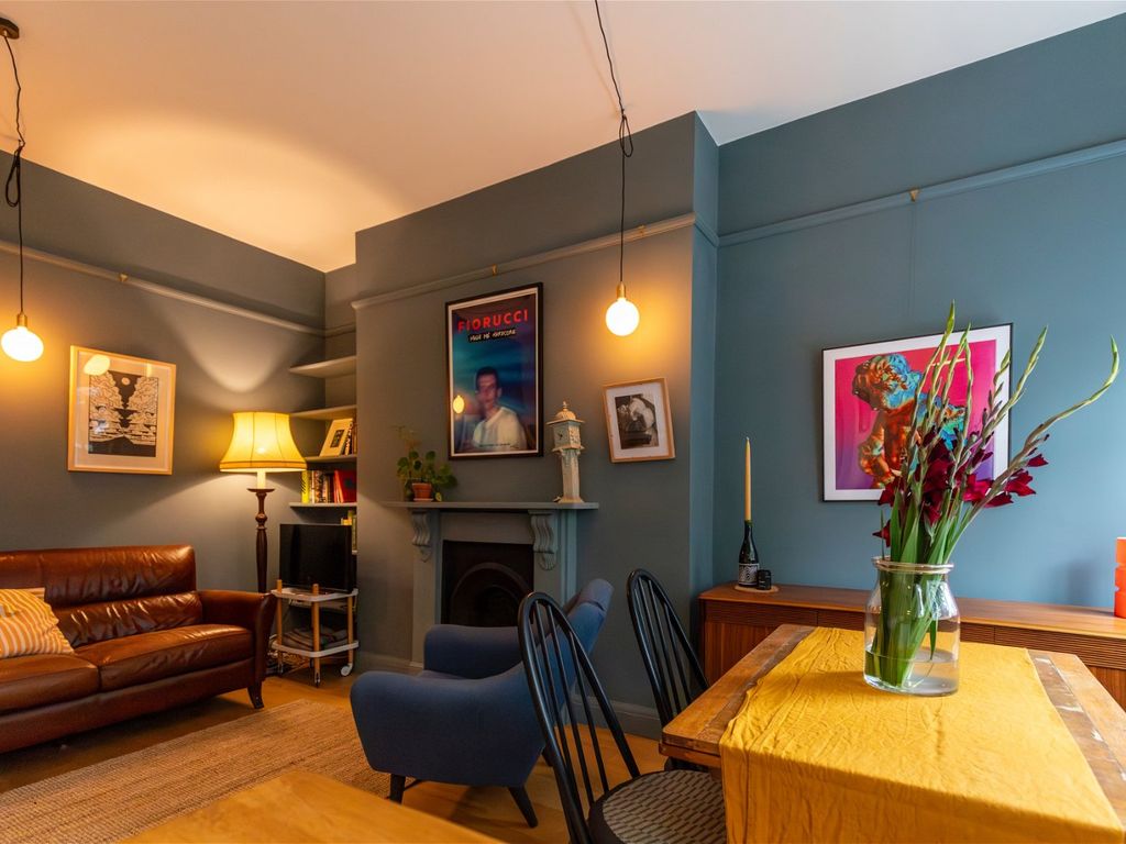 2 bed flat for sale in Amhurst Road, London E8, £490,000