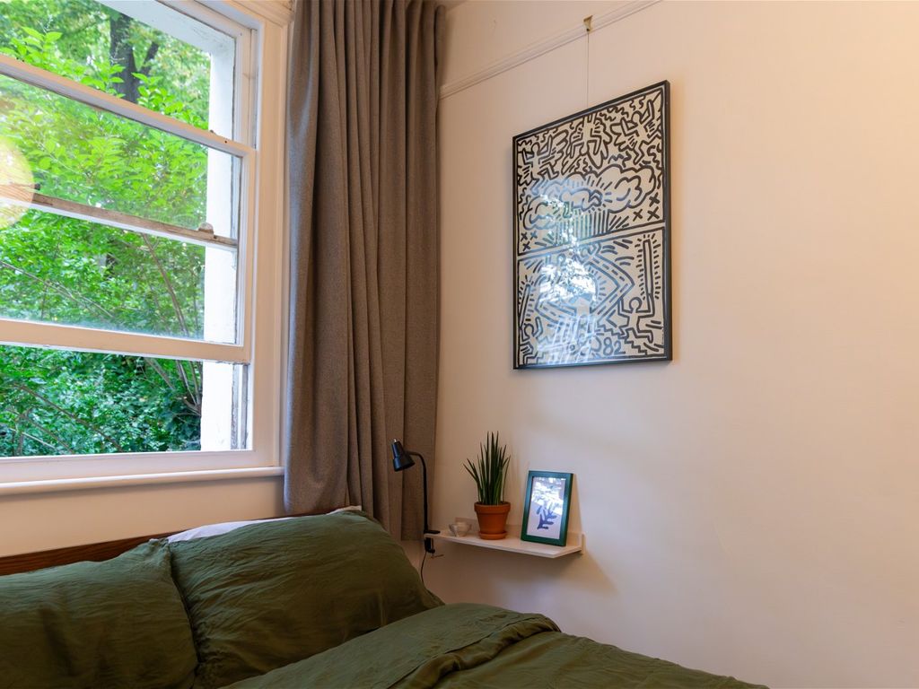 2 bed flat for sale in Amhurst Road, London E8, £490,000