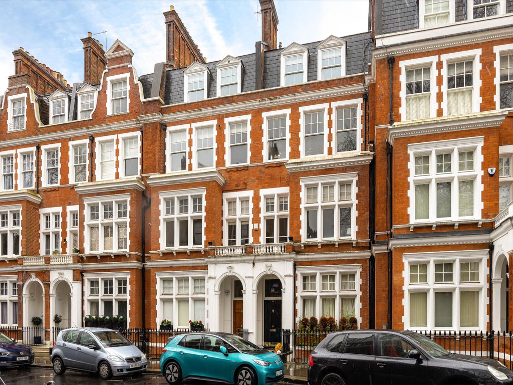 2 bed flat for sale in Evelyn Gardens, London SW7, £975,000