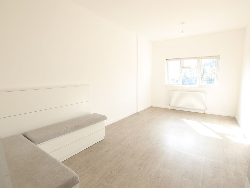 2 bed flat for sale in Finchley Lane, London NW4, £364,999