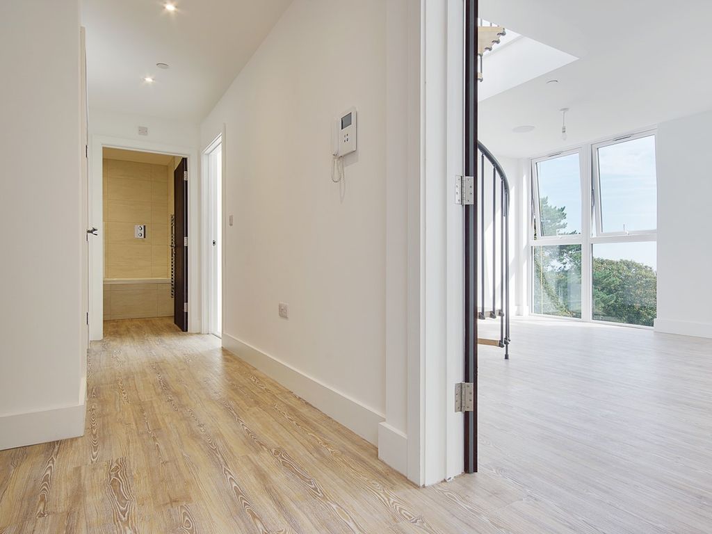 3 bed flat for sale in West Cliff Road, Bournemouth BH2, £1,095,000