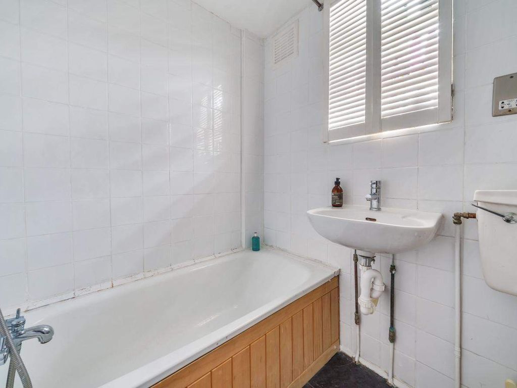 1 bed flat for sale in Caxton Road, London W12, £460,000