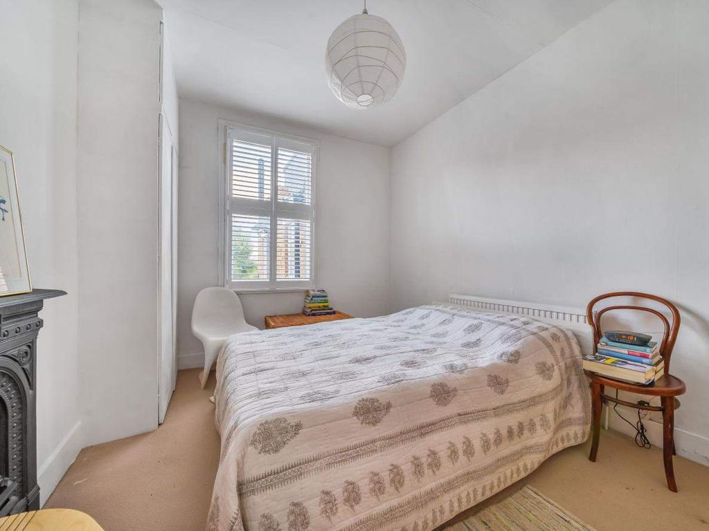 1 bed flat for sale in Caxton Road, London W12, £460,000