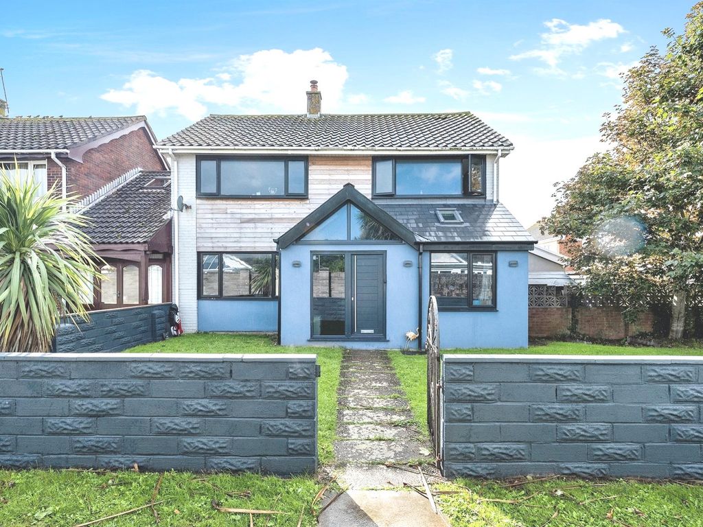 4 bed detached house for sale in Shearwater Close, Porthcawl CF36, £400,000