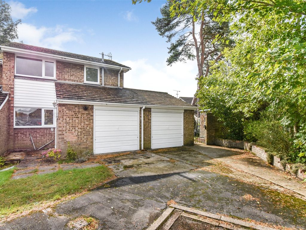 3 bed end terrace house for sale in Lindum Dene, Aldershot, Hampshire GU11, £425,000