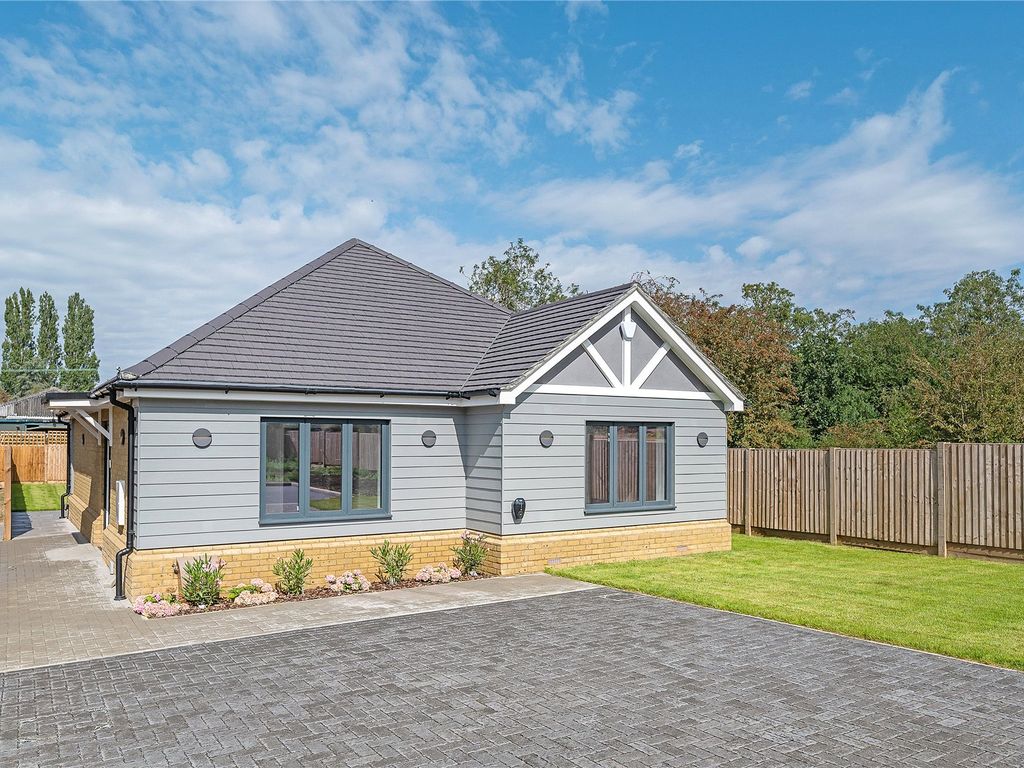 New home, 3 bed bungalow for sale in Oak Hill Road, Stapleford Abbotts, Essex RM4, £775,000
