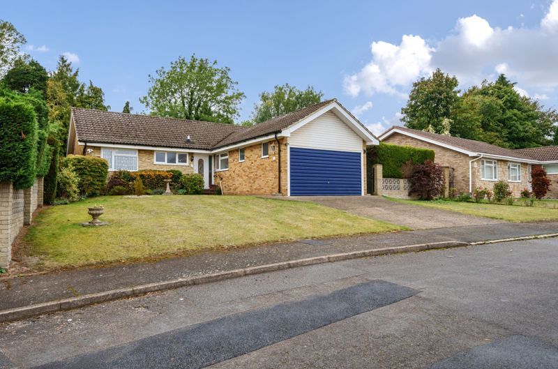 3 bed detached bungalow for sale in Field End, Coulsdon CR5, £675,000