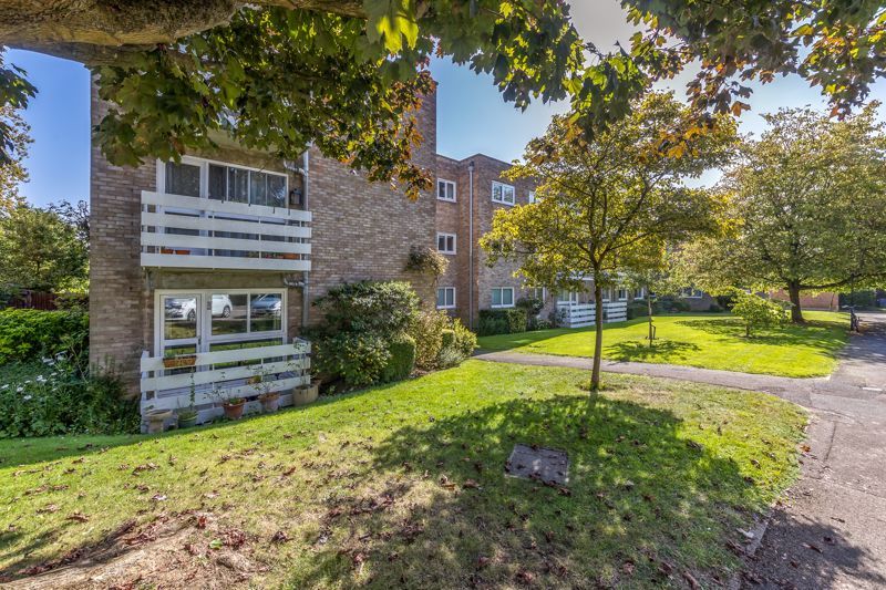 2 bed flat for sale in Cunliffe Close, Oxford OX2, £485,000