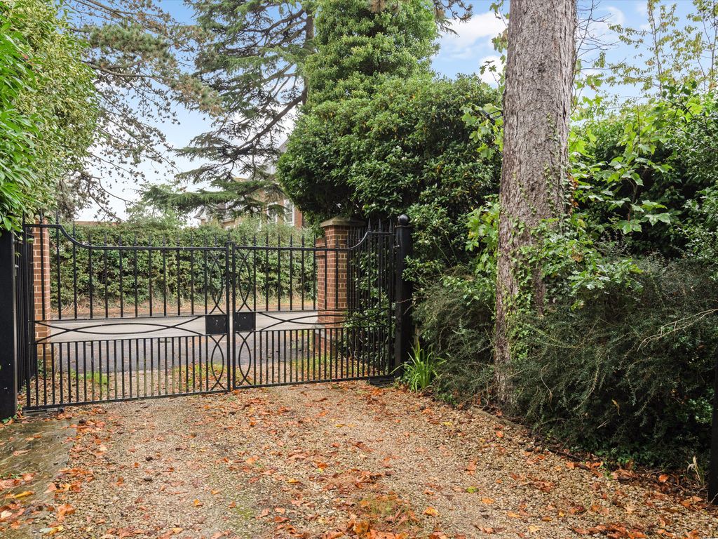 6 bed detached house for sale in Park Lane, Beaconsfield HP9, £1,750,000