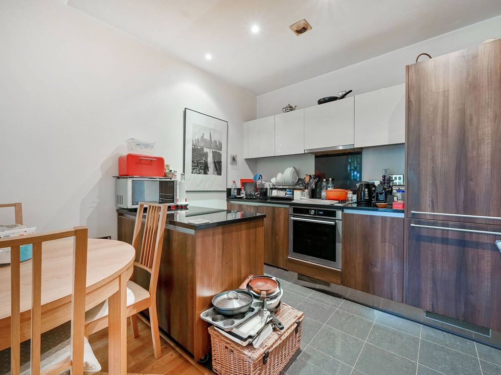 1 bed flat for sale in Great West Road, Brentford TW8, £320,000